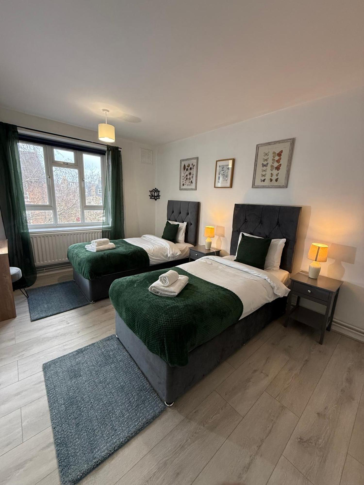 3 Bedroom Flat In Wandsworth Apartment *