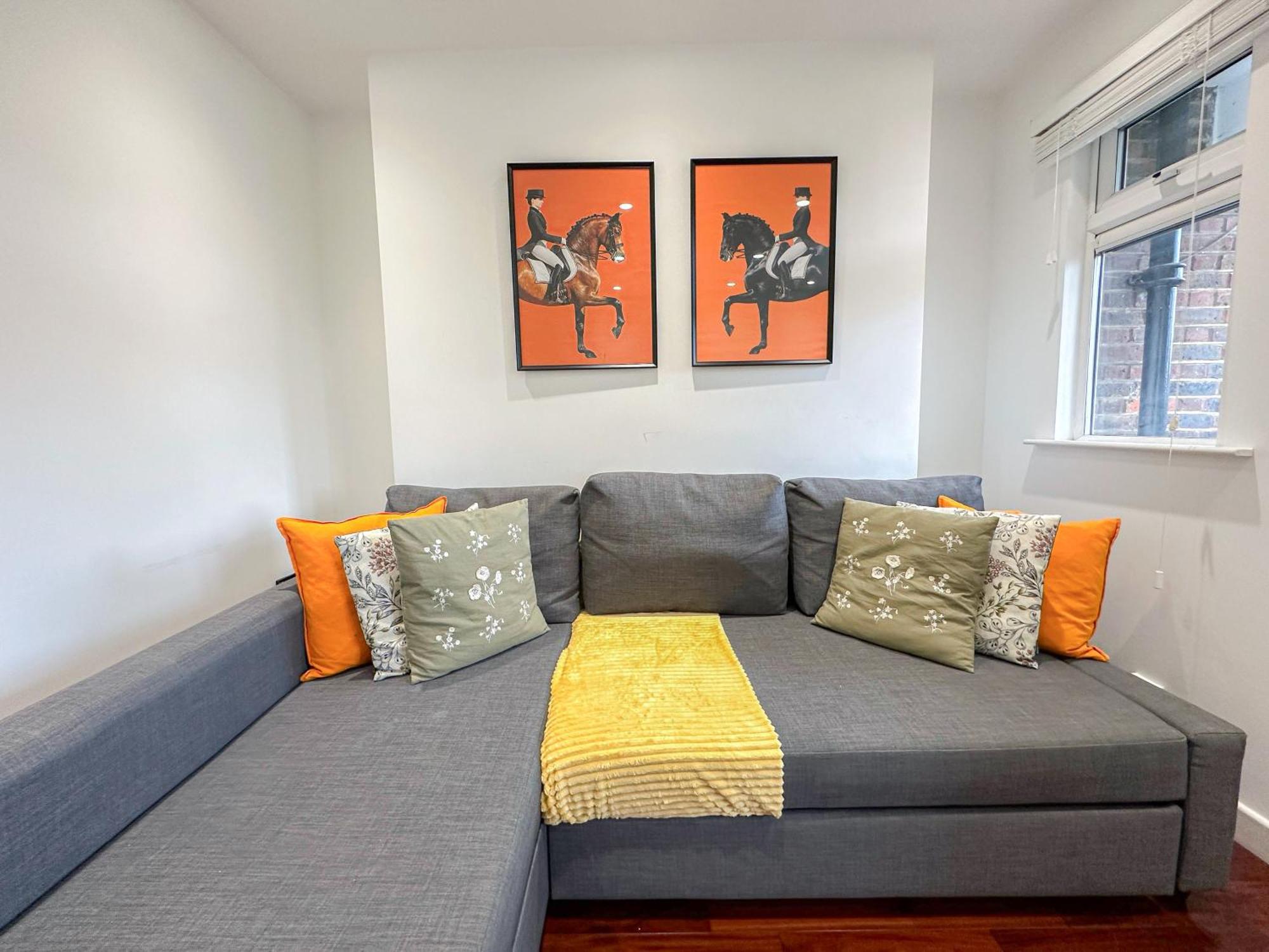 Cozy 2-bedroom Flat With Private Balcony Near Islington Station, Canonbury Appartement