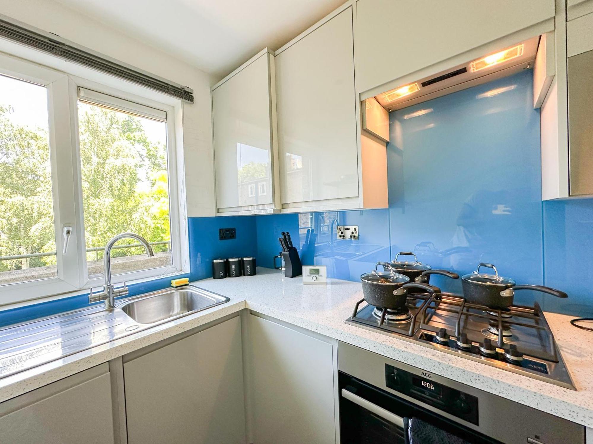 Cozy 2-bedroom Flat With Private Balcony Near Islington Station, Canonbury * Londres
