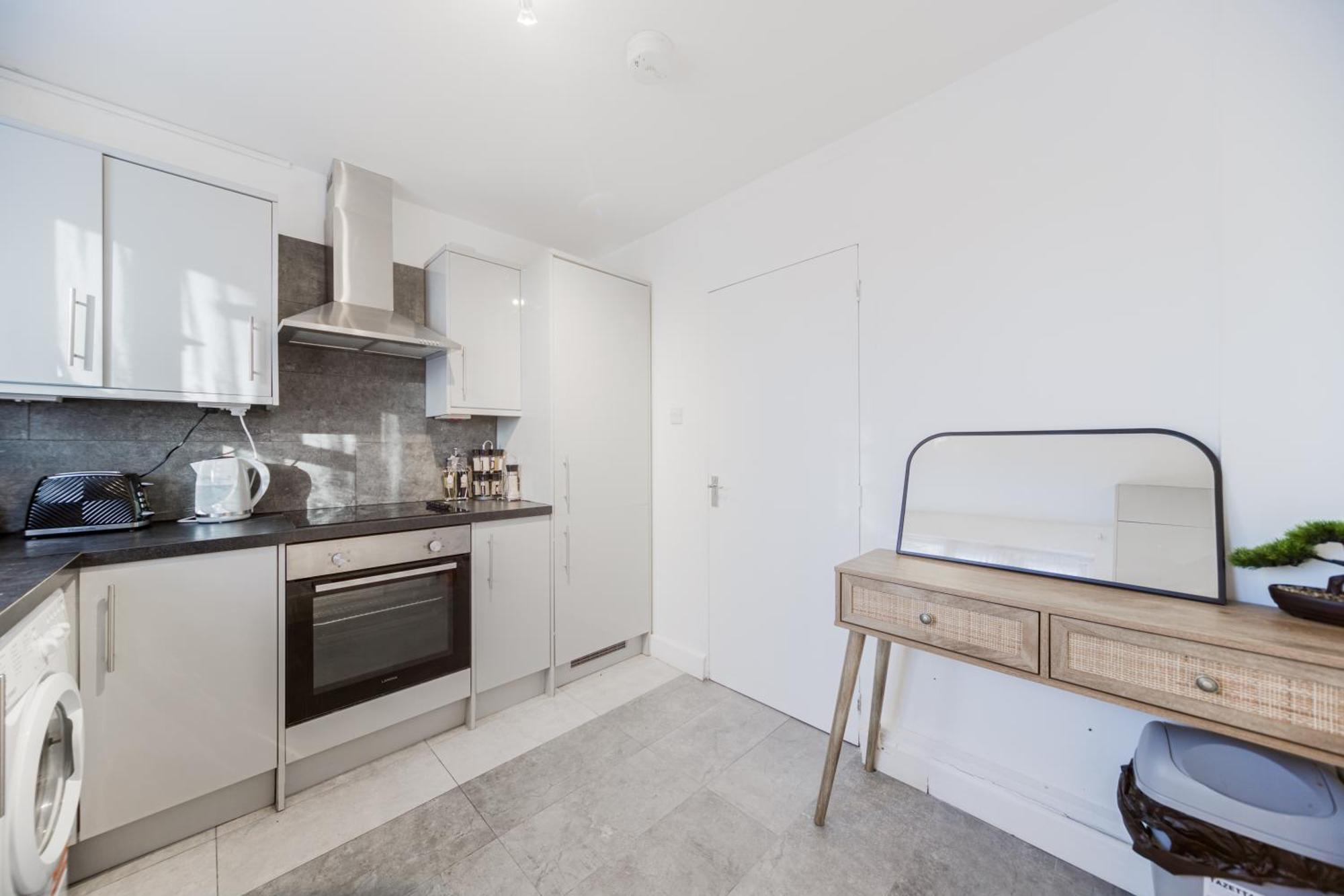 3 Bedroom Flat In Greater Apartment London