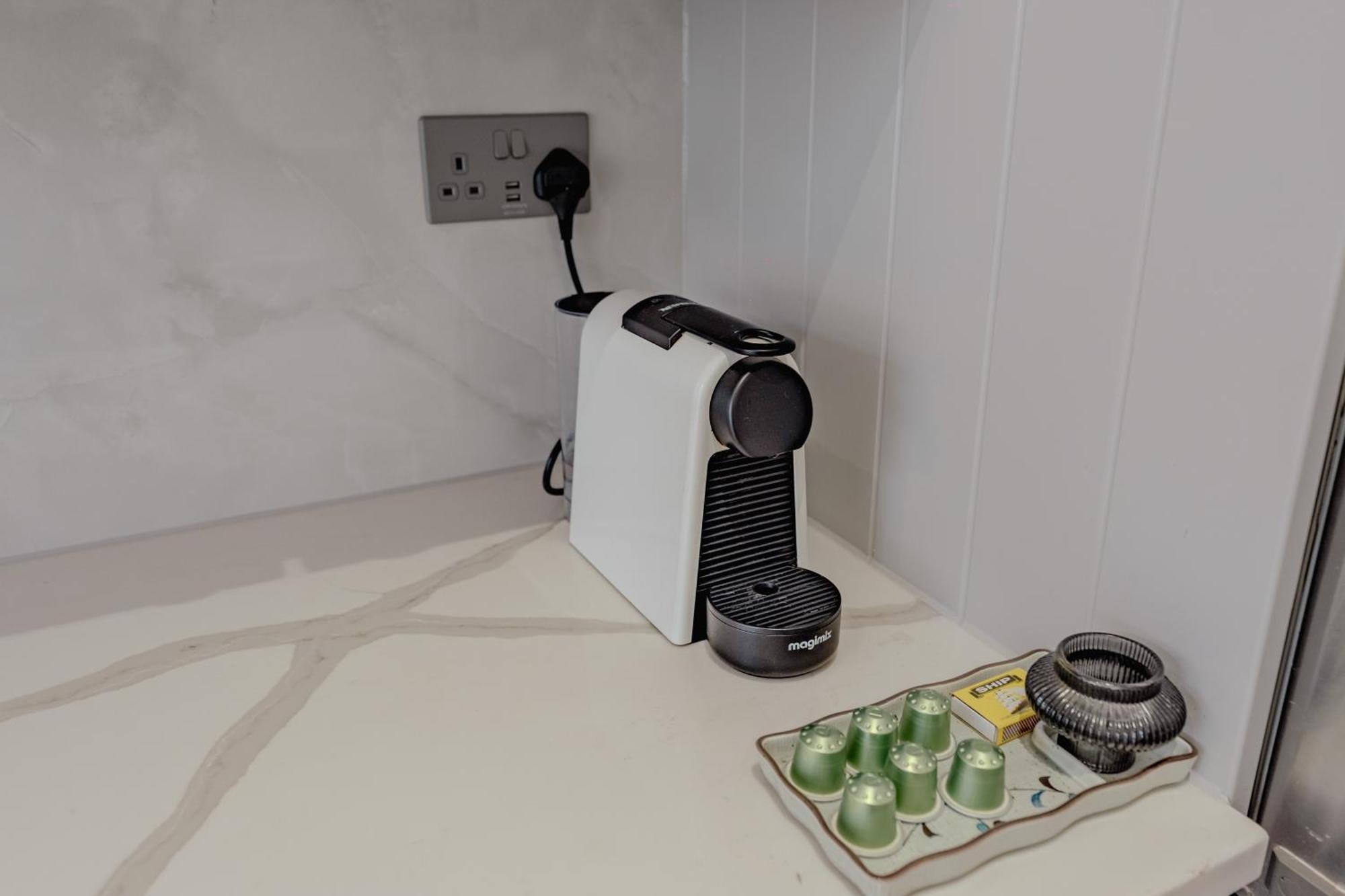 Wembley Lovely 6 Bed House Sleeps Up To 14 Semesterbostad