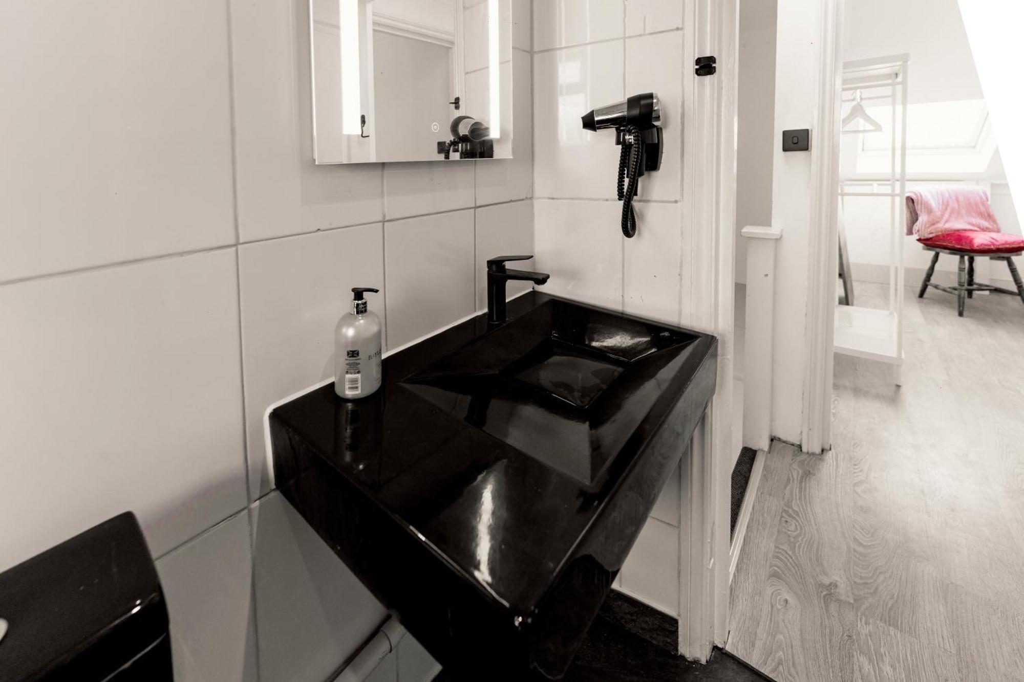 Wembley Lovely 6 Bed House Sleeps Up To 14 * Londen