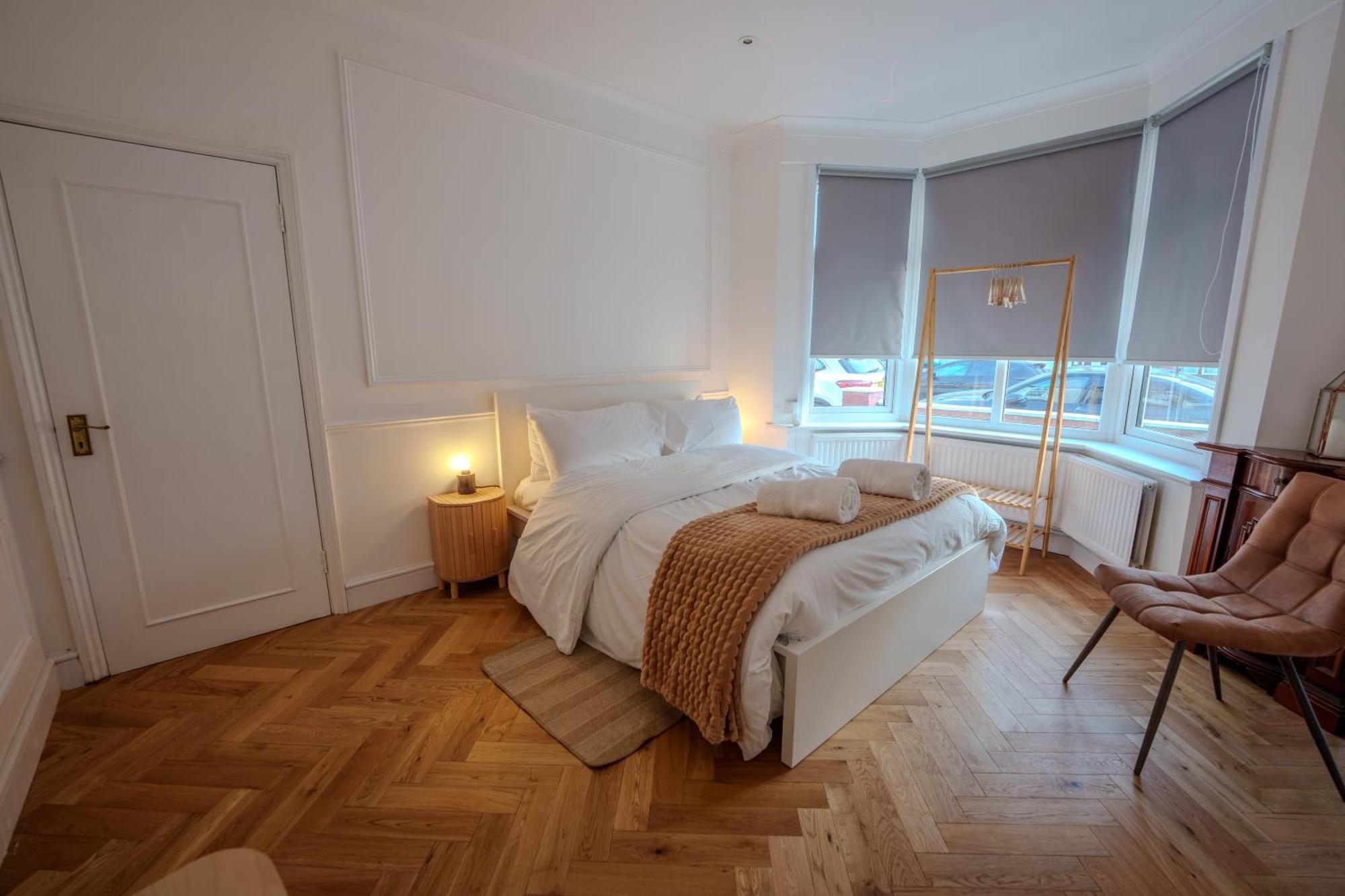 Wembley Lovely 6 Bed House Sleeps Up To 14 * Londen