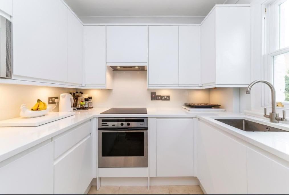 Stylish 2-bed In West - Extended Lägenhet