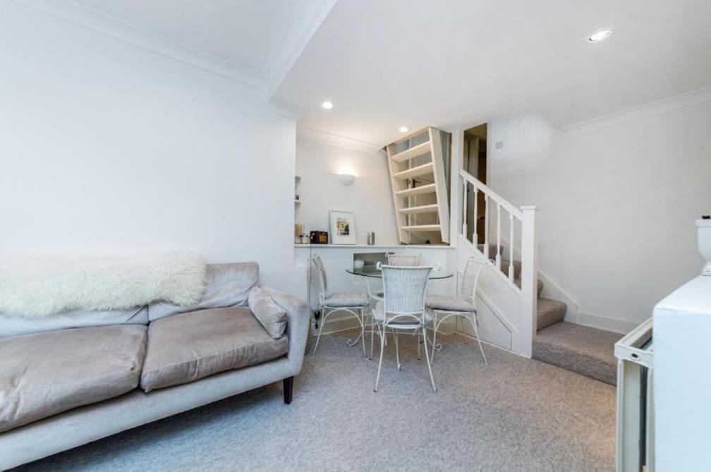 Stylish 2-bed In West - Extended Lägenhet London