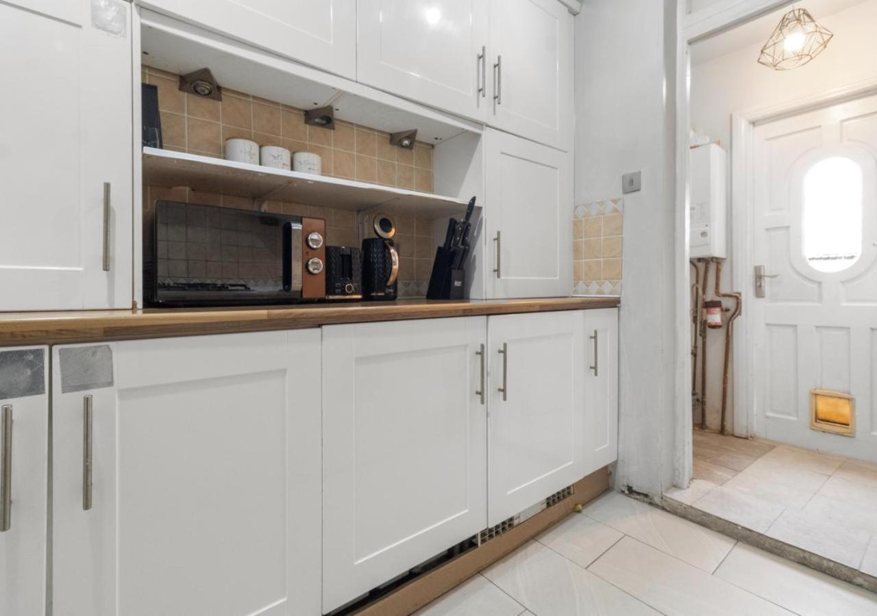 Comfortable & Convenient Spacious Private In Downshill Way Leilighet *
