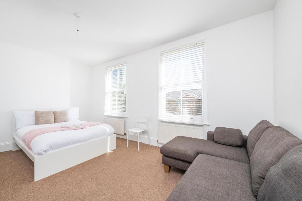 Luxury 4 Bedroom Flat With Stunning Shard View From Terrace In London! Next To Station, Sleeps 9 Lägenhet