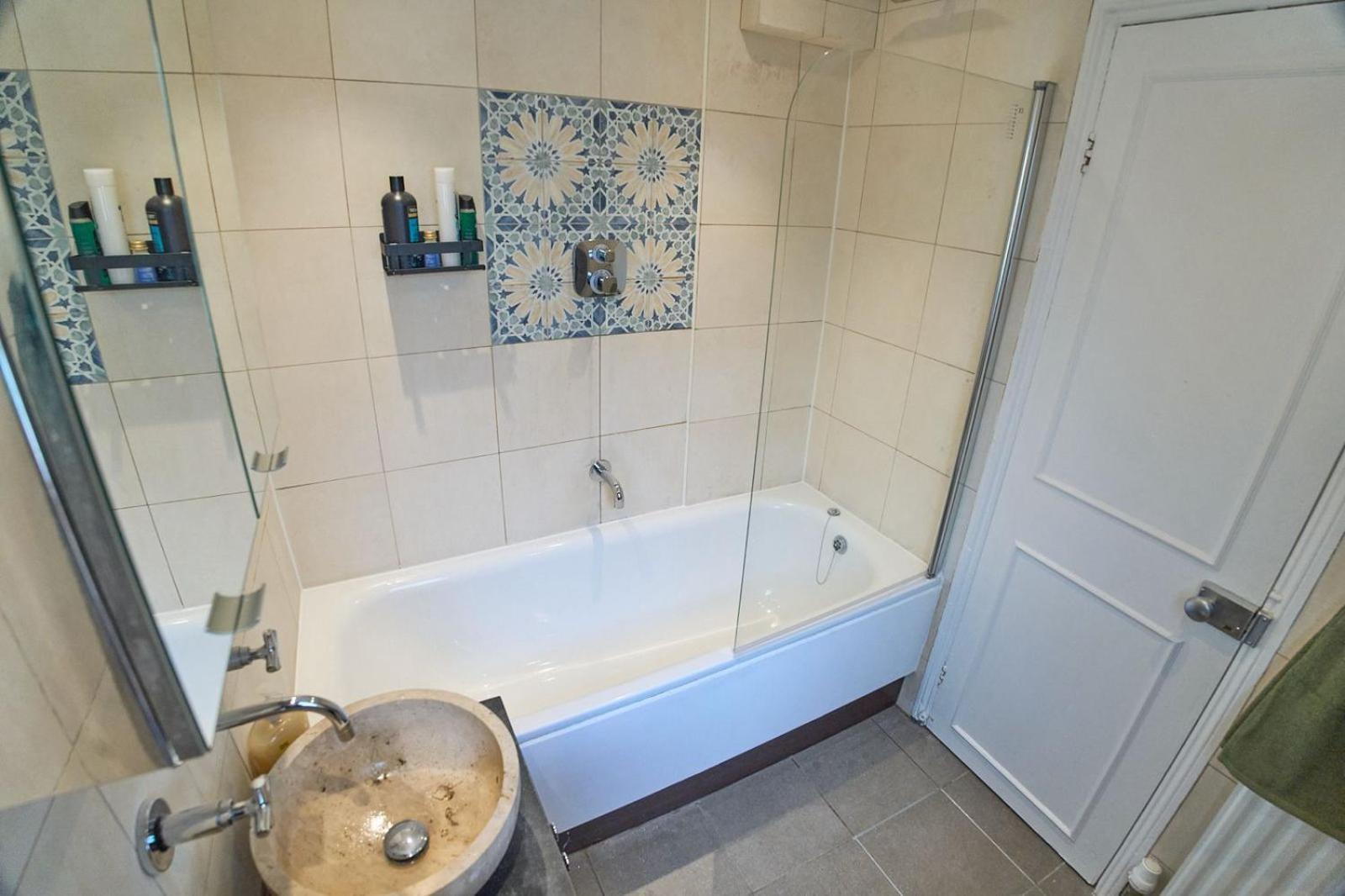 Bright Cozy Garden Retreat W Fast Wifi & 5min To Tube Subway Metro & Close To Park & Street Parking P4p Lägenhet *