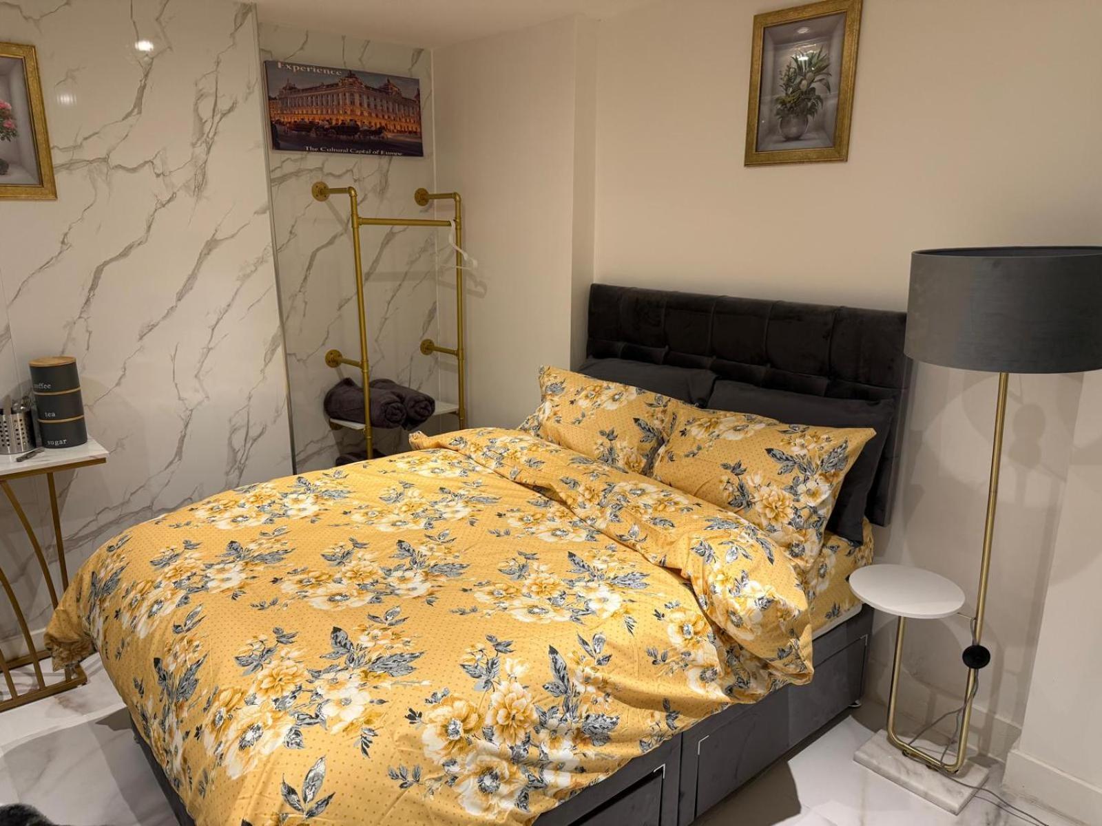 Luxury In Victoria, 7 Minutes Walk To Victoria Station, 1 Séjour chez l'habitant