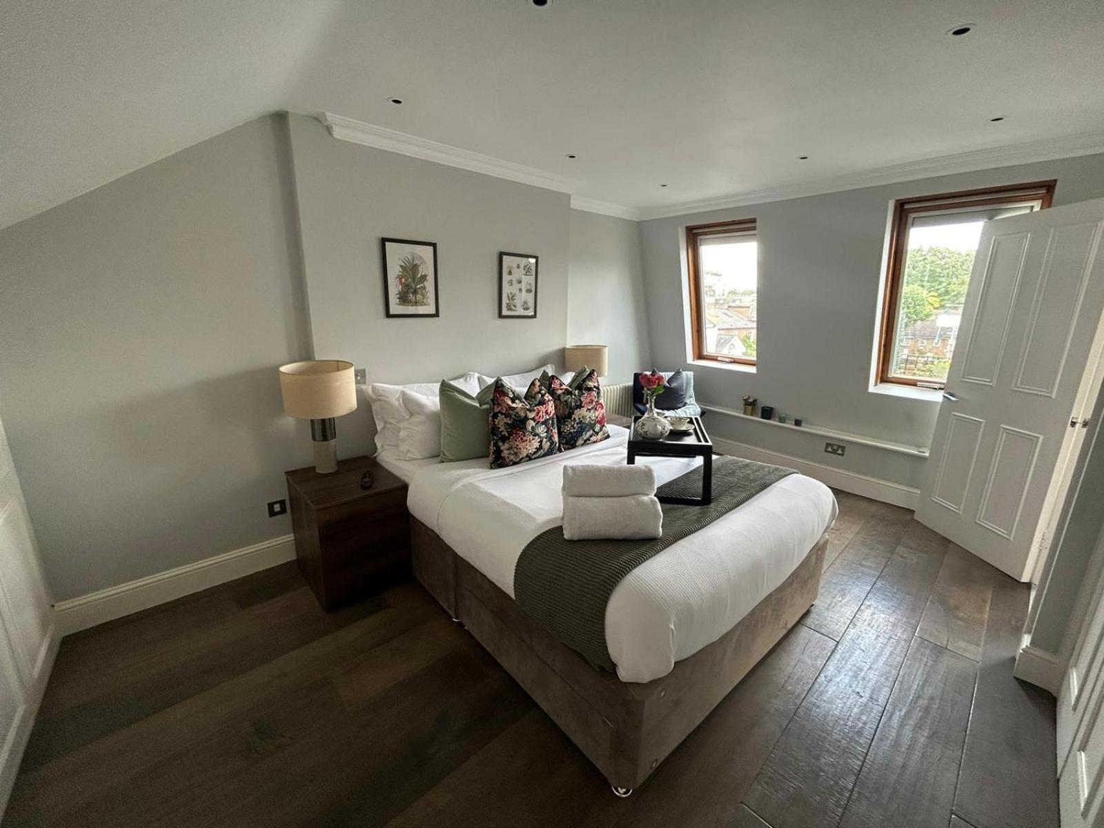 Beautiful And Spacious 2 Bed, 2 Bath Bordering Fulham And Chelsea - Entire With Private Entrance Londra