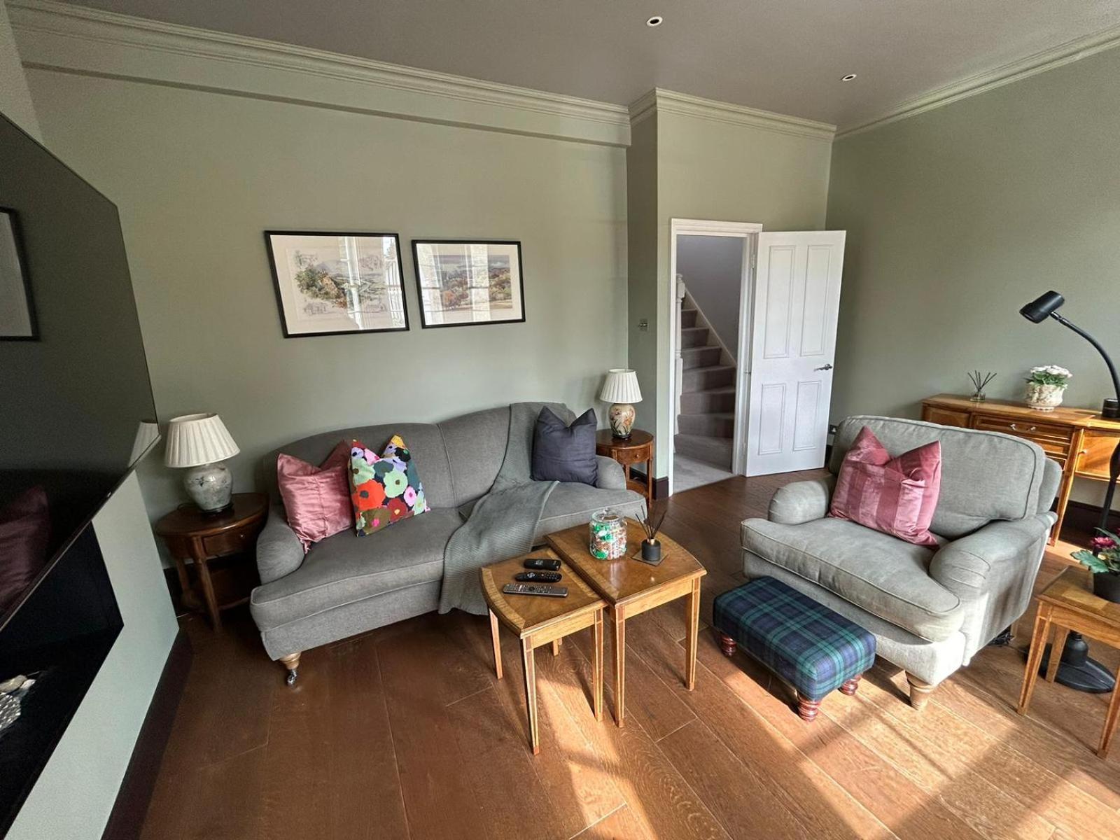 Beautiful And Spacious 2 Bed, 2 Bath Bordering Fulham And Chelsea - Entire With Private Entrance Appartamento