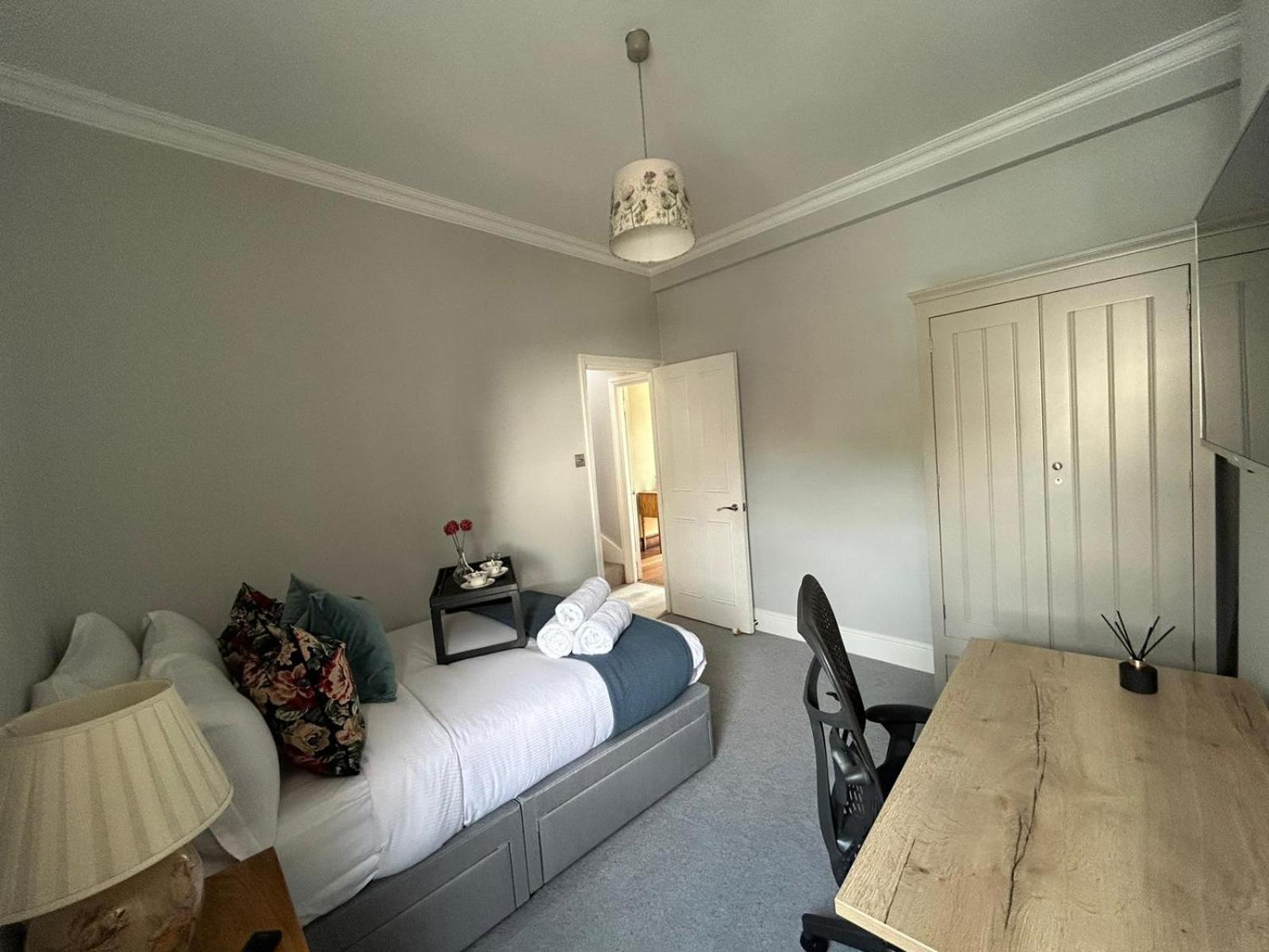 Beautiful And Spacious 2 Bed, 2 Bath Bordering Fulham And Chelsea - Entire With Private Entrance Appartamento *