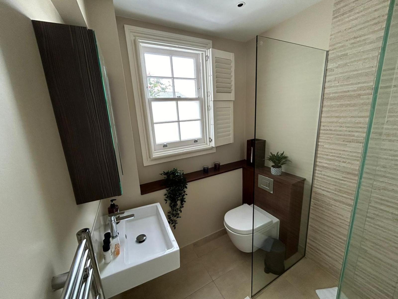 Beautiful And Spacious 2 Bed, 2 Bath Bordering Fulham And Chelsea - Entire With Private Entrance Appartamento Londra