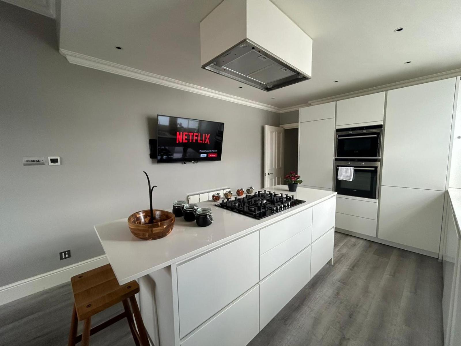 Beautiful And Spacious 2 Bed, 2 Bath Bordering Fulham And Chelsea - Entire With Private Entrance Londra