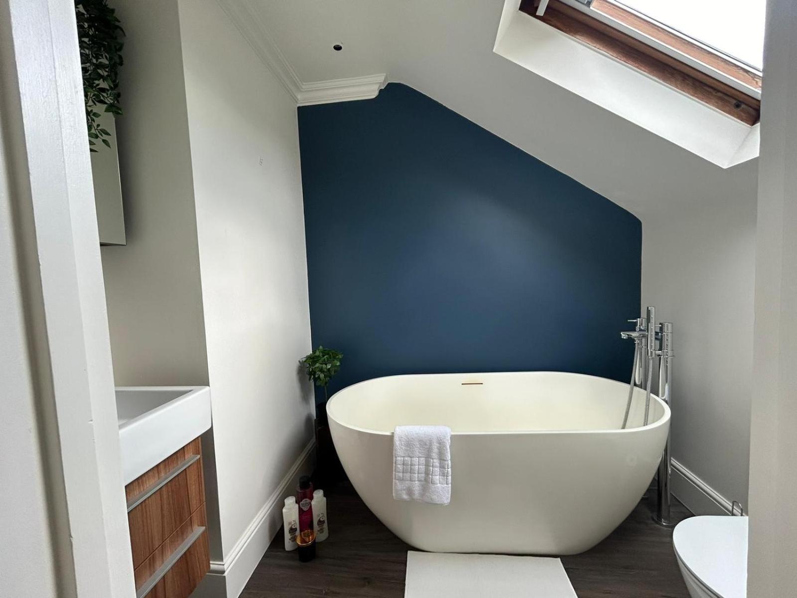 Beautiful And Spacious 2 Bed, 2 Bath Bordering Fulham And Chelsea - Entire With Private Entrance Appartamento