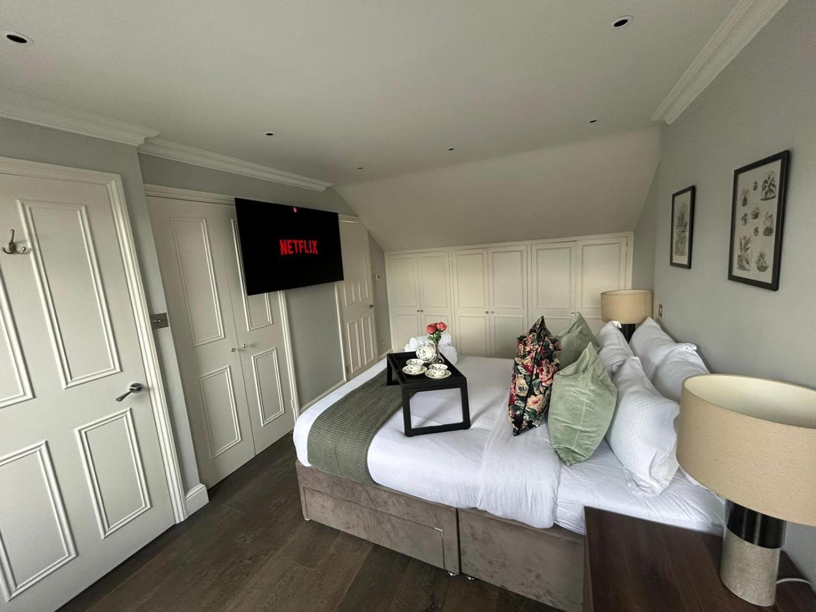 Beautiful And Spacious 2 Bed, 2 Bath Bordering Fulham And Chelsea - Entire With Private Entrance Appartamento *
