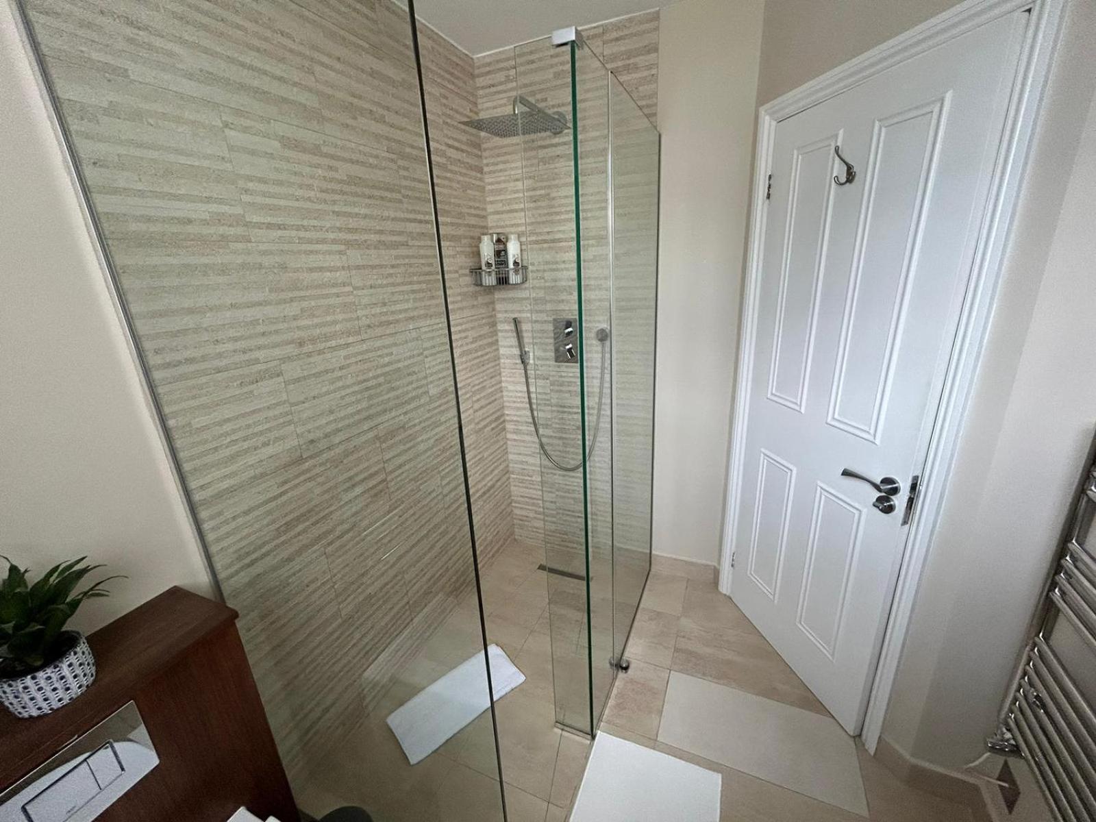 Beautiful And Spacious 2 Bed, 2 Bath Bordering Fulham And Chelsea - Entire With Private Entrance Appartamento Londra
