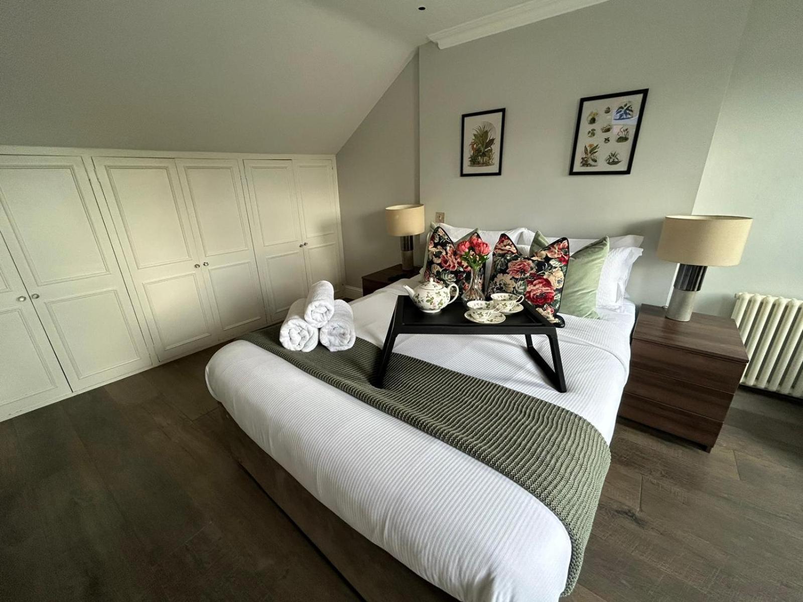 Appartamento Beautiful And Spacious 2 Bed, 2 Bath Bordering Fulham And Chelsea - Entire With Private Entrance Londra