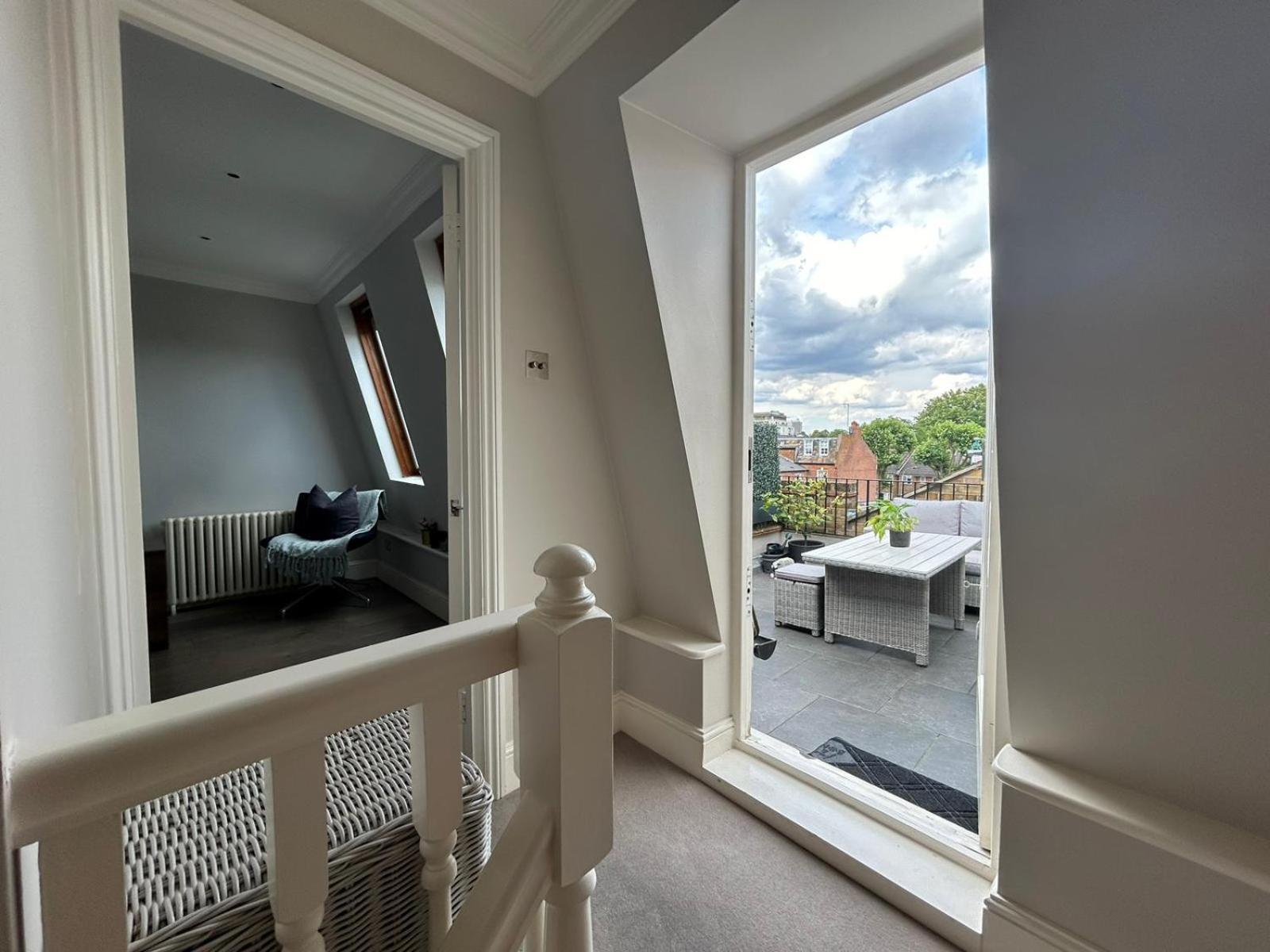 Beautiful And Spacious 2 Bed, 2 Bath Bordering Fulham And Chelsea - Entire With Private Entrance Londra
