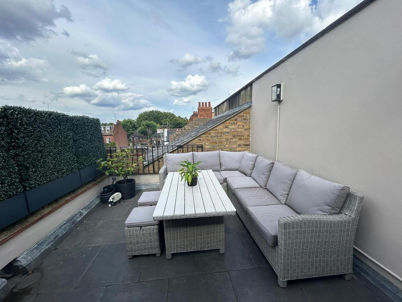 Beautiful And Spacious 2 Bed, 2 Bath Bordering Fulham And Chelsea - Entire With Private Entrance Appartamento *