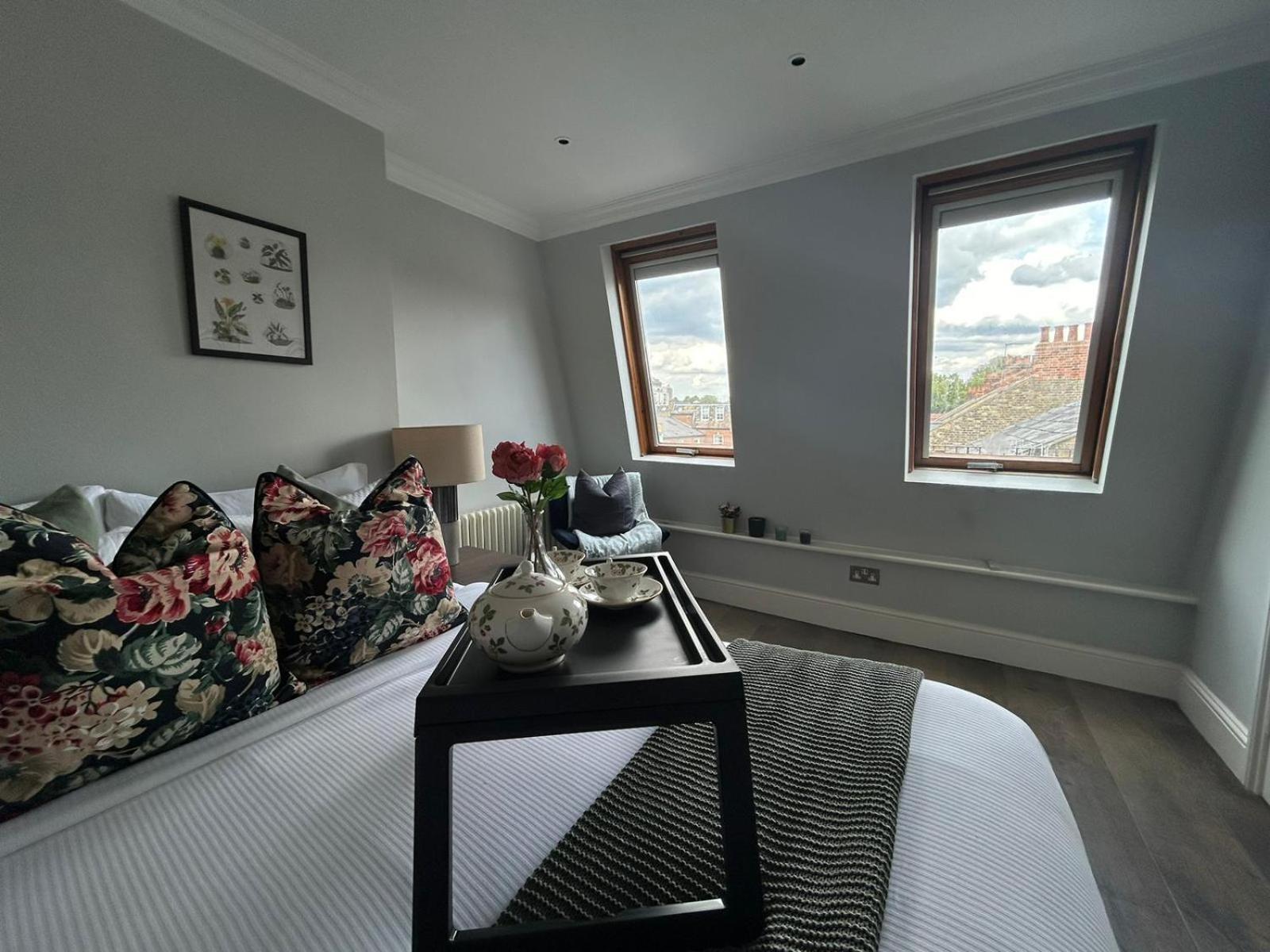 Beautiful And Spacious 2 Bed, 2 Bath Bordering Fulham And Chelsea - Entire With Private Entrance Appartamento Londra