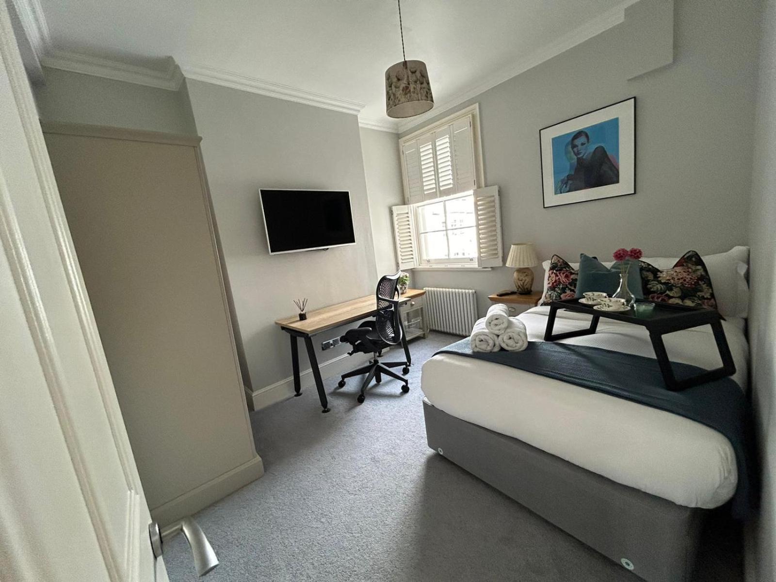 Beautiful And Spacious 2 Bed, 2 Bath Bordering Fulham And Chelsea - Entire With Private Entrance * Londra