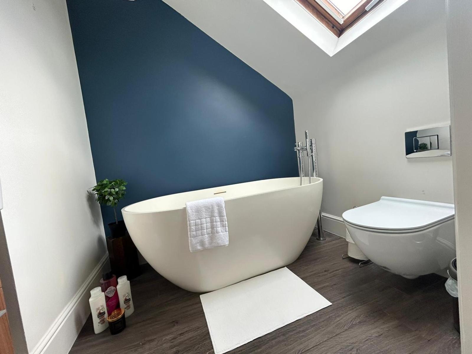 Beautiful And Spacious 2 Bed, 2 Bath Bordering Fulham And Chelsea - Entire With Private Entrance Appartamento