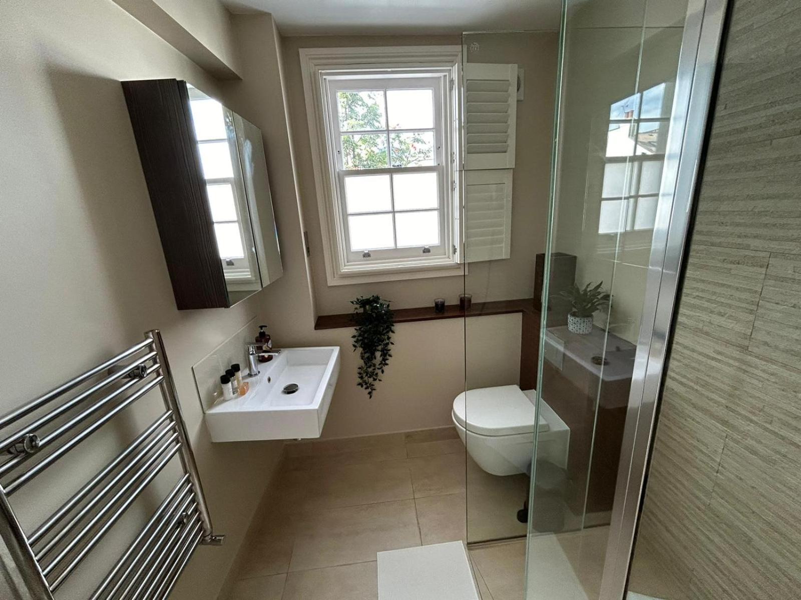 Beautiful And Spacious 2 Bed, 2 Bath Bordering Fulham And Chelsea - Entire With Private Entrance Appartamento Londra