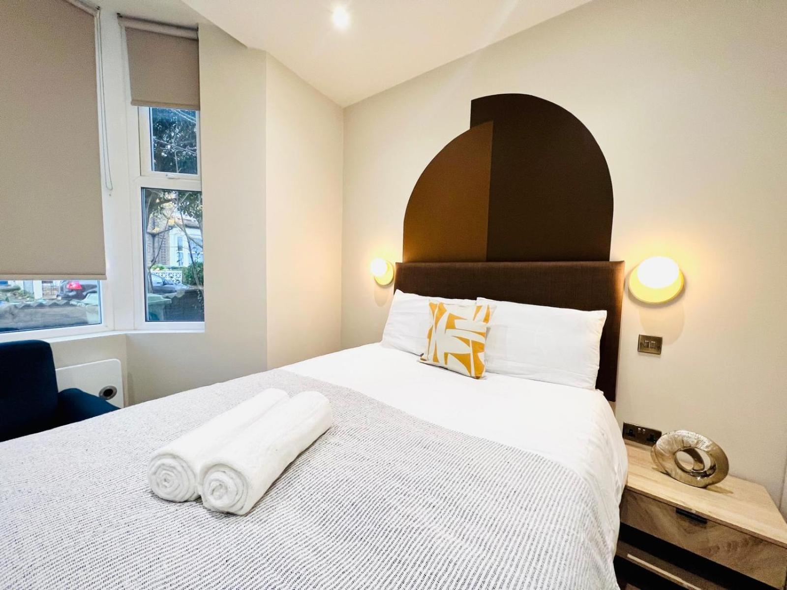 Holly A Mini Great Location For Tourist!!! London