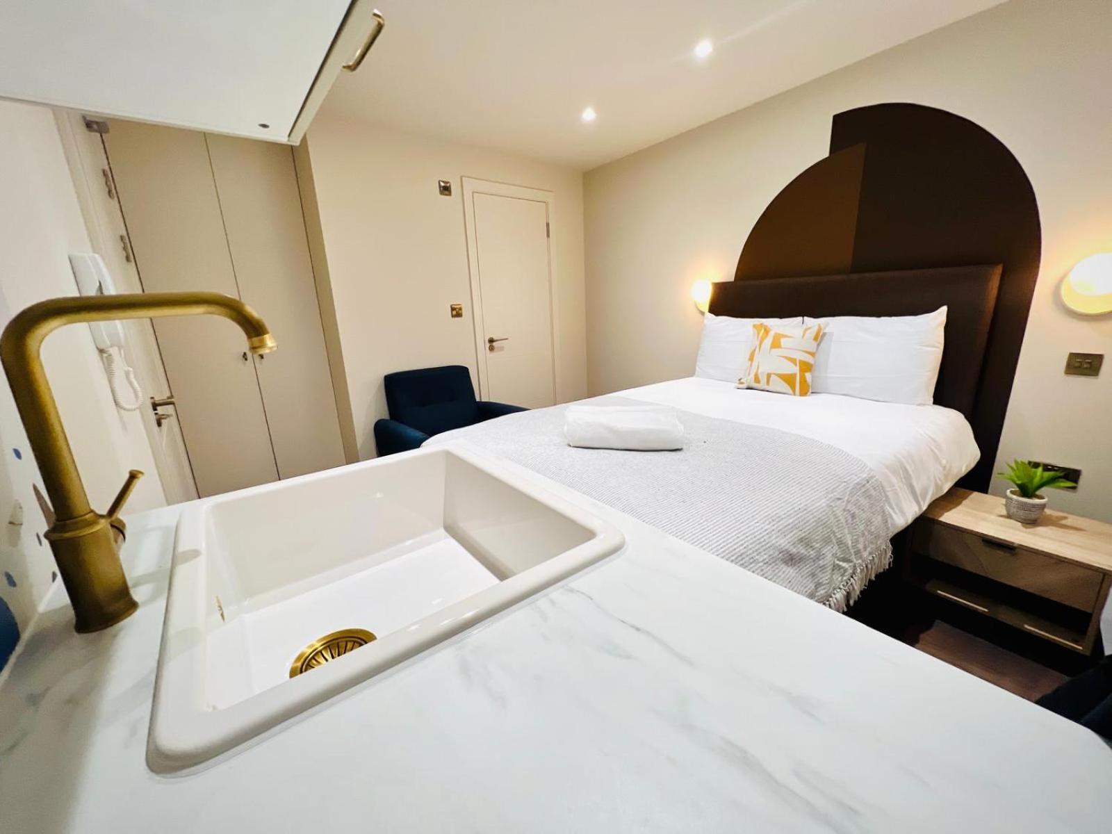 Holly A Mini Great Location For Tourist!!! London
