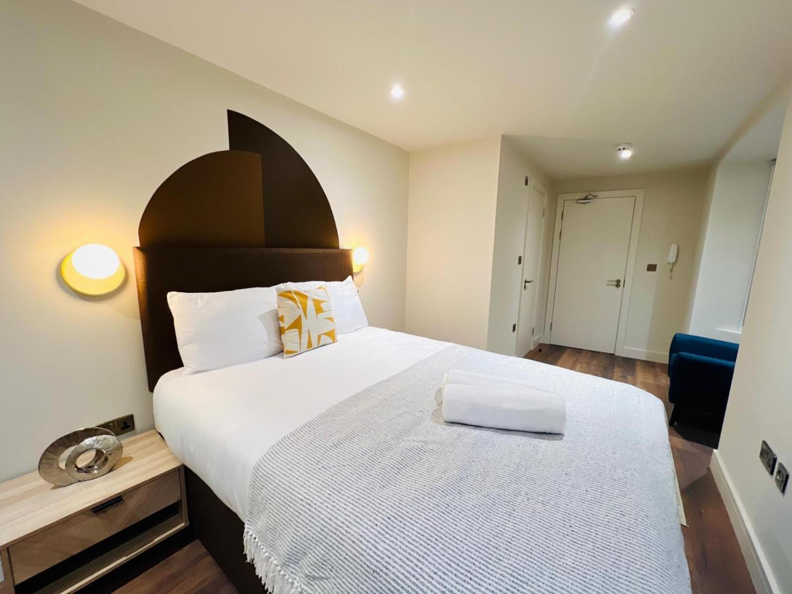 Holly A Mini Great Location For Tourist!!! London