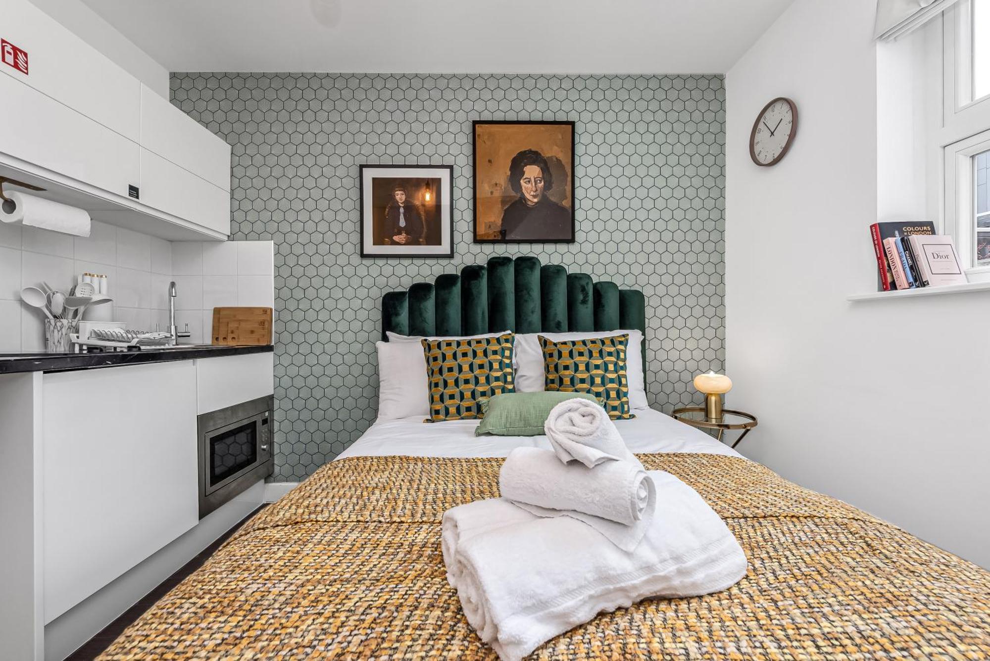 Urban Elegance Luxury Living With Kitchenette Lägenhet London