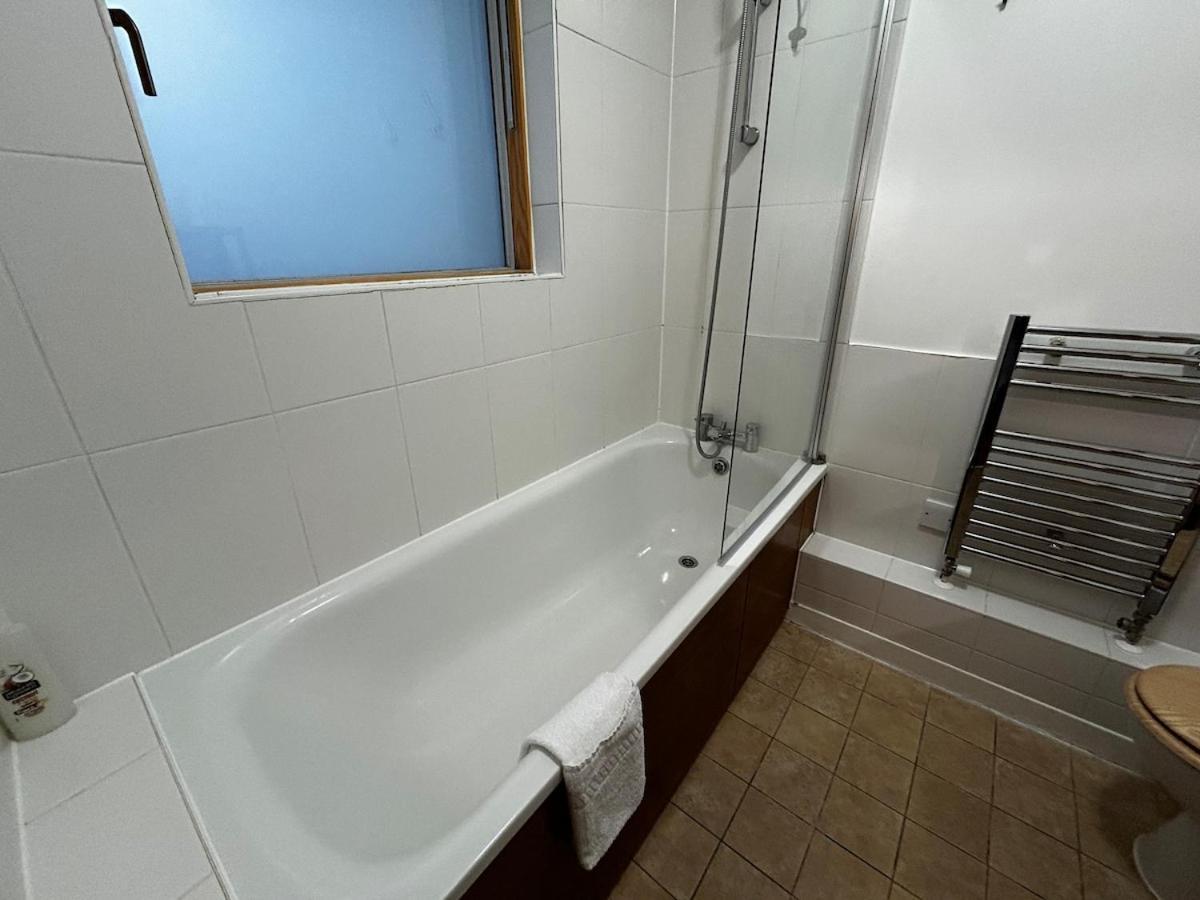 Sunny For 4 Guests, Self Check In Lejlighed London