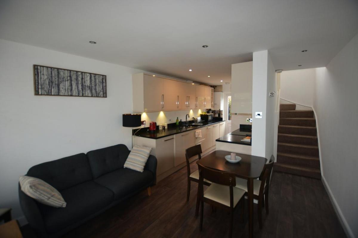 3 Bed Home, Free Parking & Self Check In Leilighet *