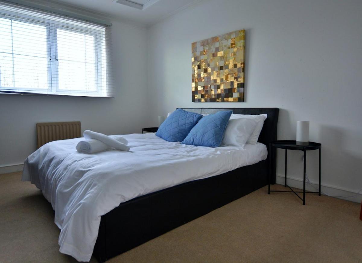 3 Bed Home, Free Parking & Self Check In Leilighet