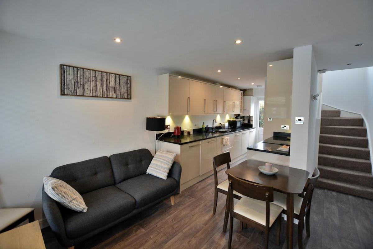 Leilighet 3 Bed Home, Free Parking & Self Check In *