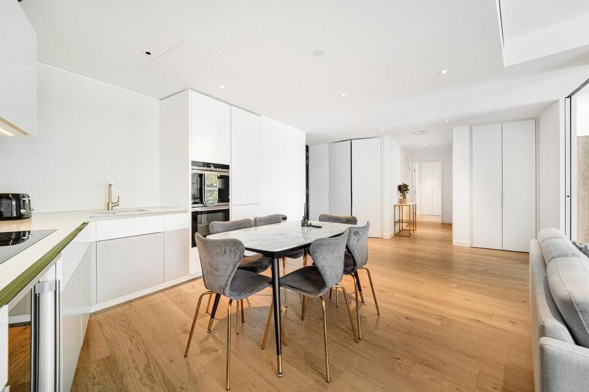 Appartement Spacious 3-bedroom With Stunning Battersea Views Londen