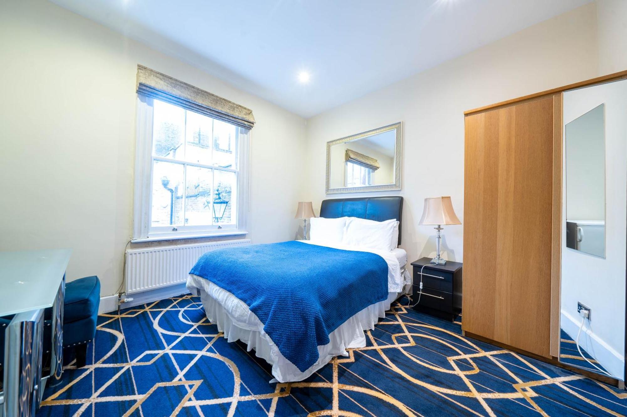 Aparthotel Hyde Park & 3*