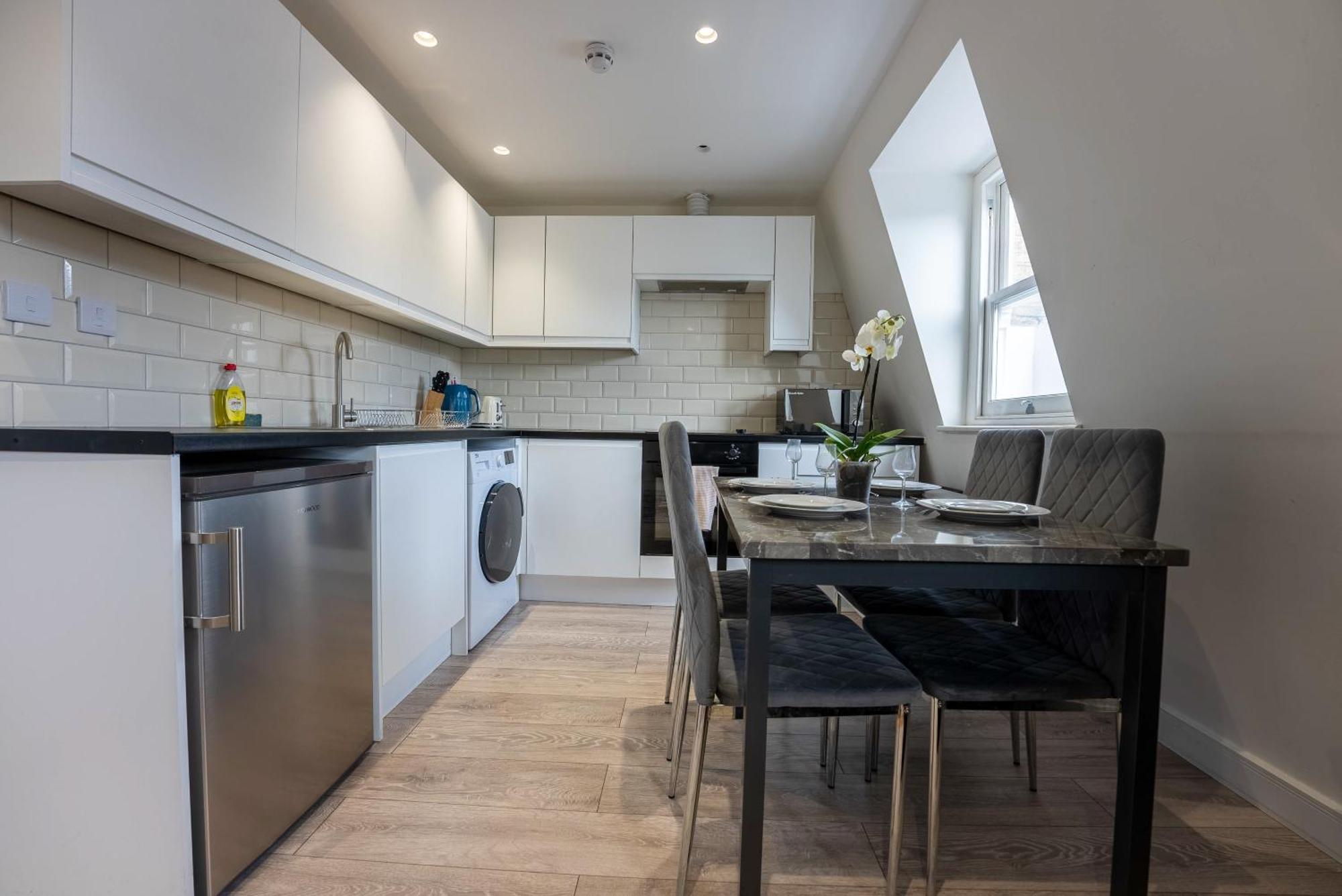 Home-like 1-br Flat In Victoria Lägenhet London