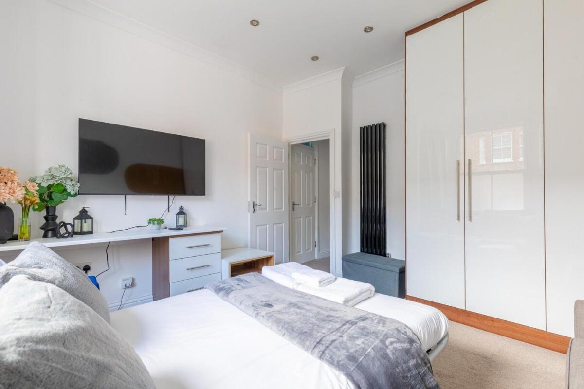 Spacious 1bd Flat 10 Mins From Battersea Park!