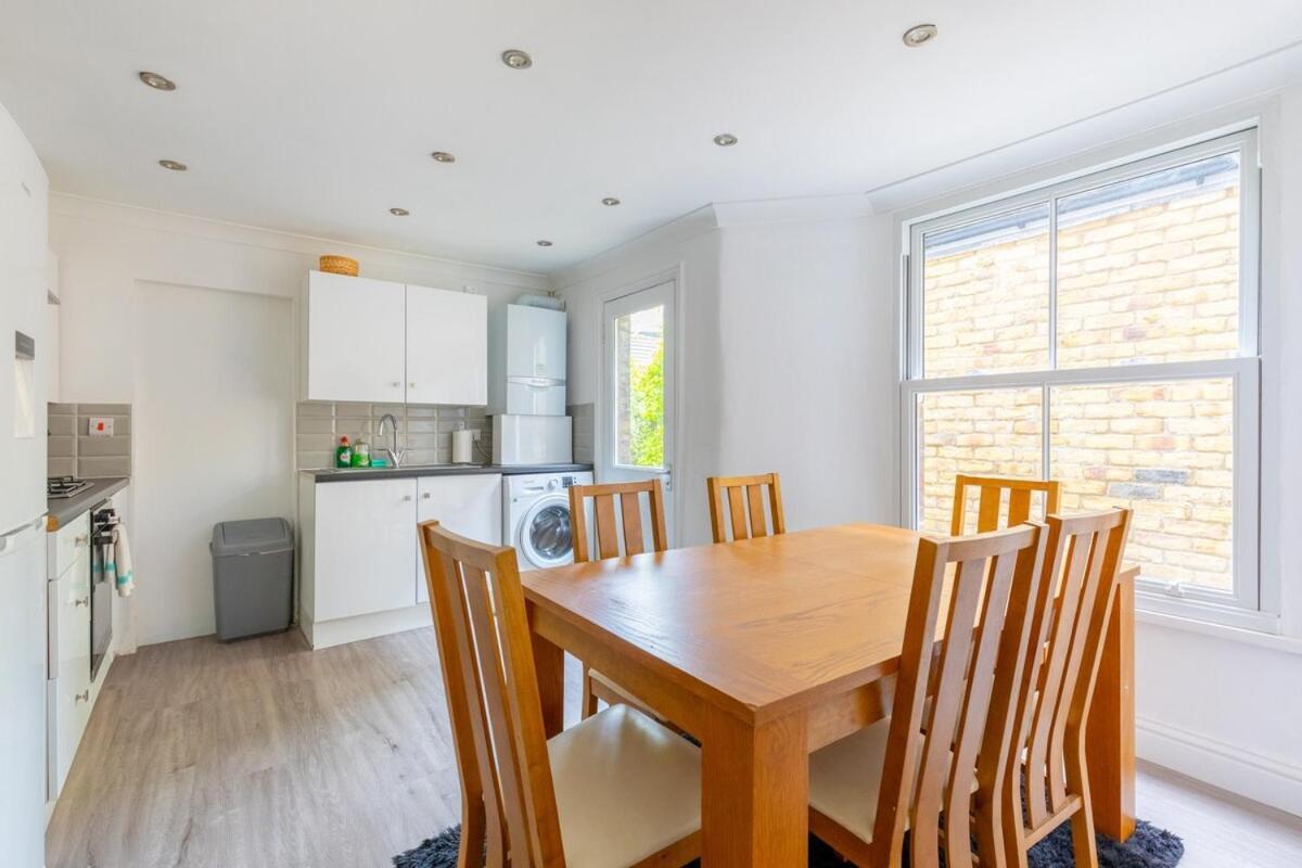 Spacious 1bd Flat 10 Mins From Battersea Park!