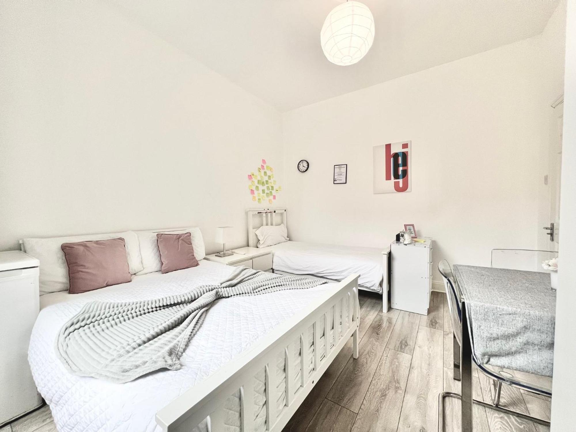 Westfield Shepherds Bush Guest house *