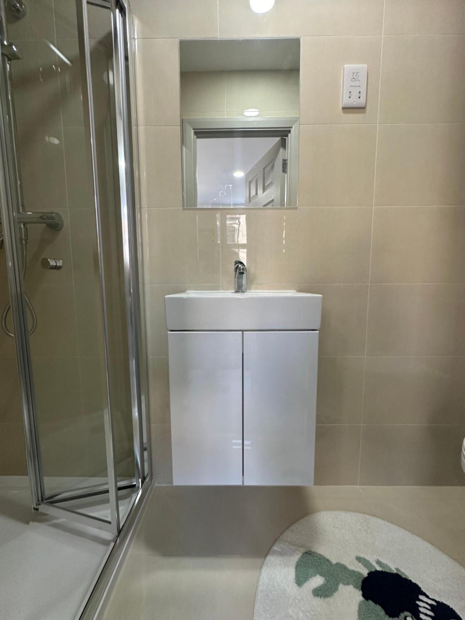Apartment New Build Cozy Flat In London!!4 London