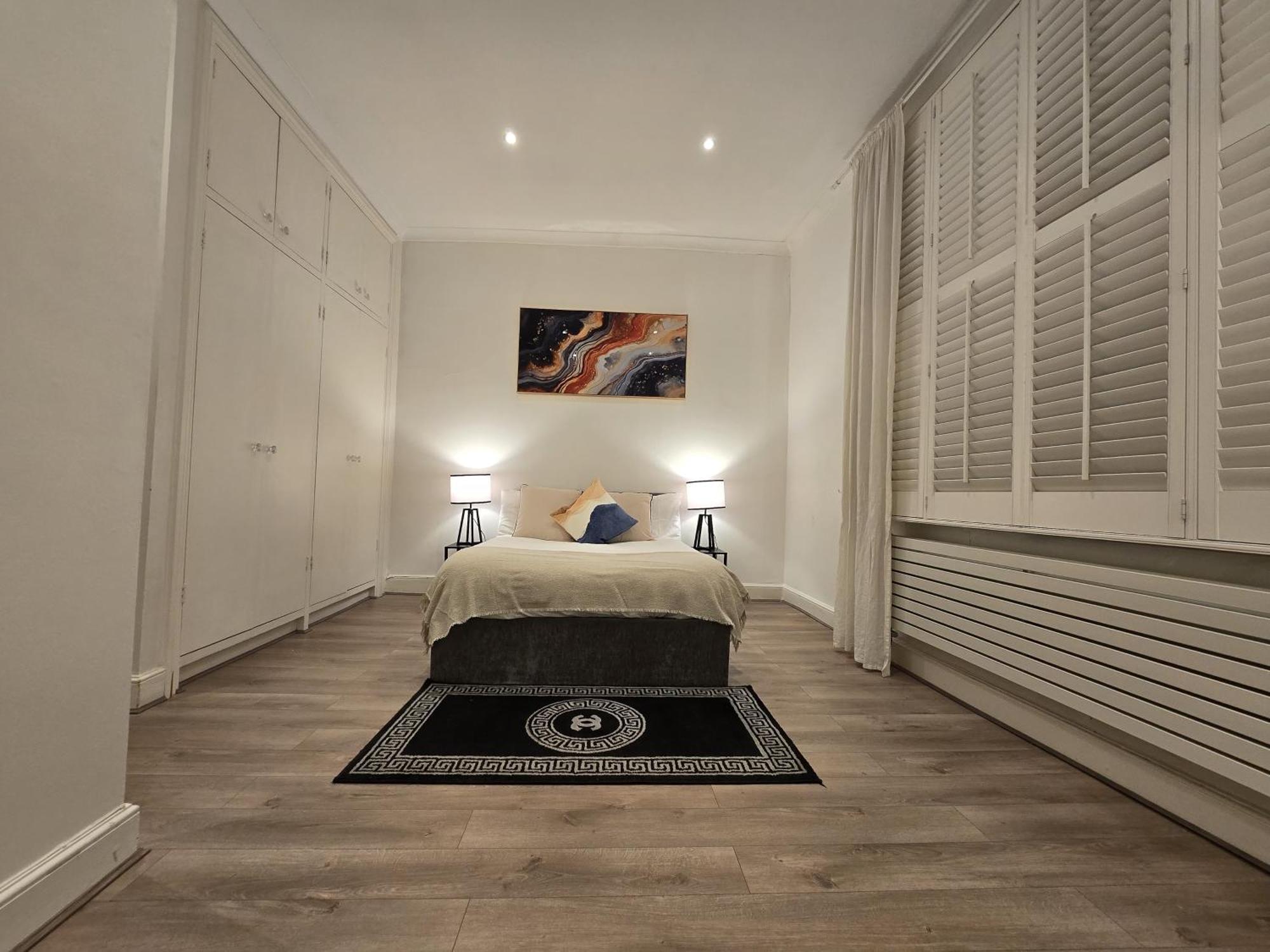 Stylish 2-bed In West - Extended Lägenhet *