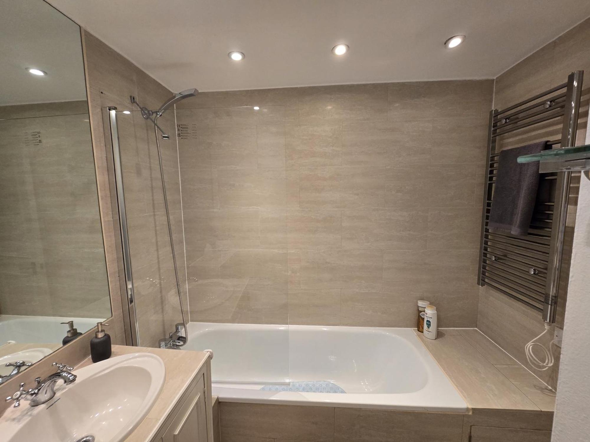 Stylish 2-bed In West - Extended Lägenhet