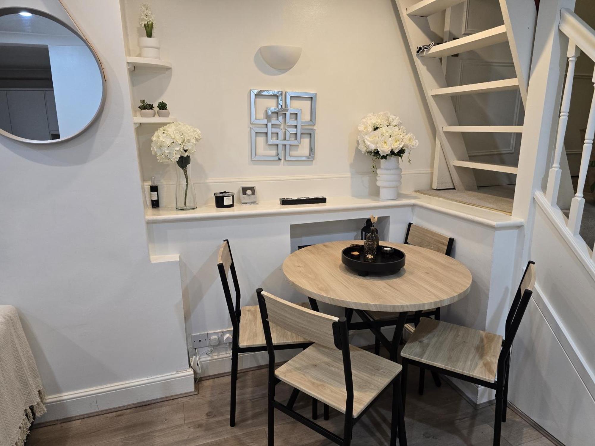 Stylish 2-bed In West - Extended Lägenhet *