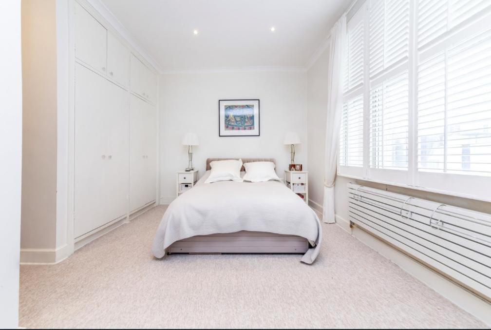 Stylish 2-bed In West - Extended Lägenhet