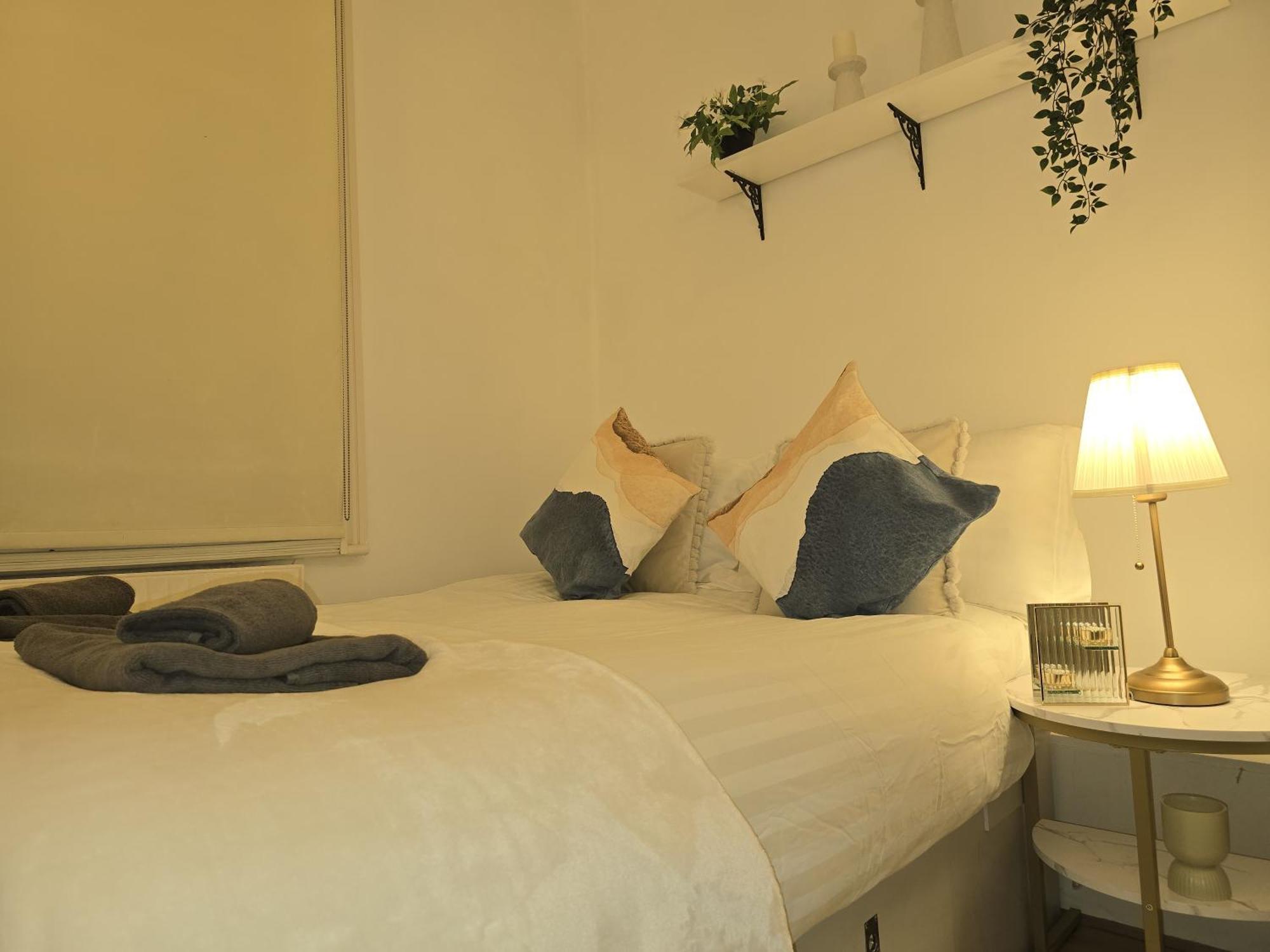 Stylish 2-bed In West - Extended Lägenhet London