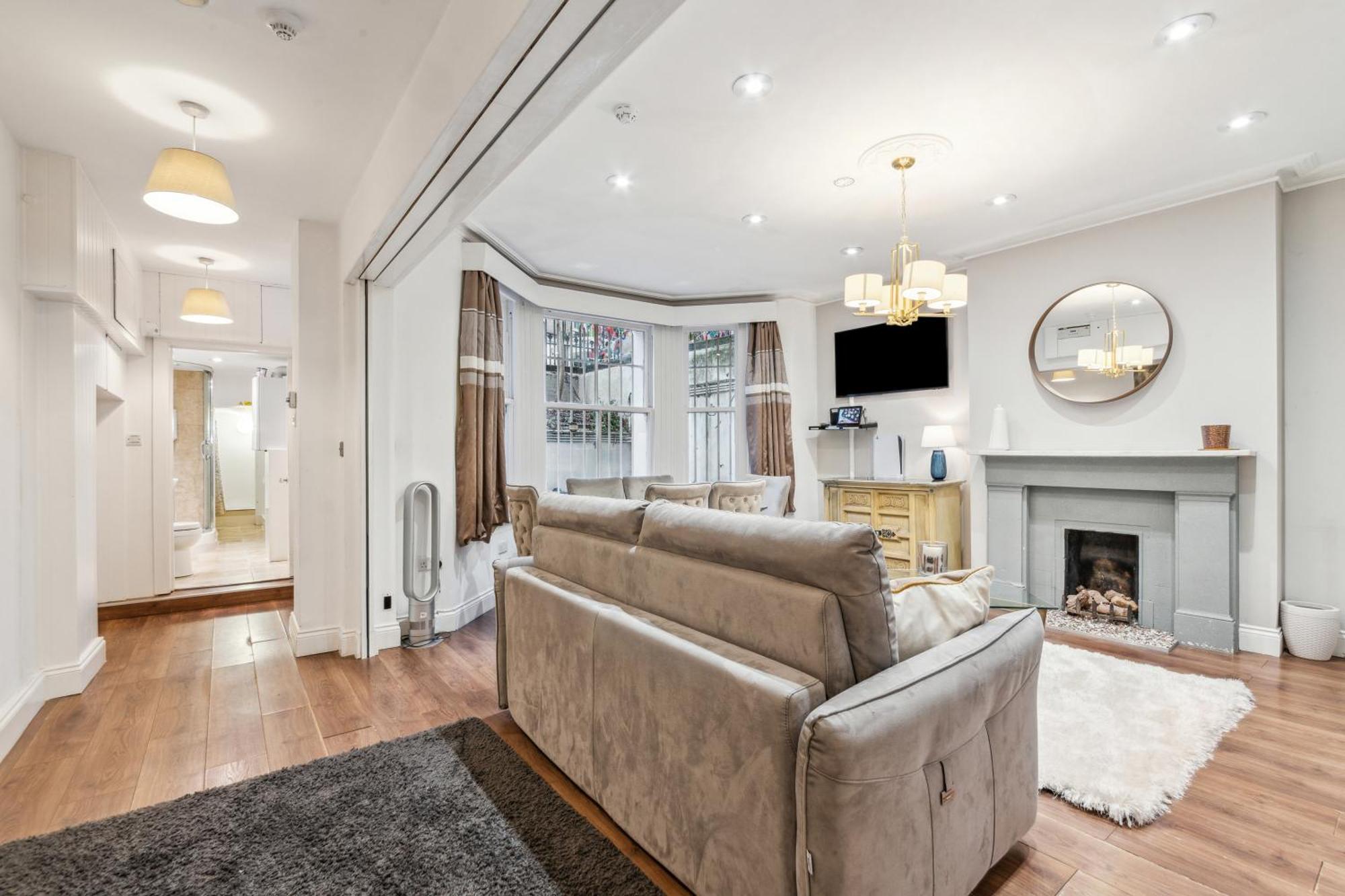 Apartment Stunning 2bed 2bath In Earls Court Sleeps Six London