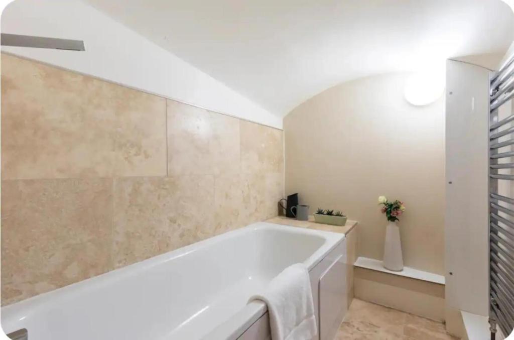 Stunning 2bed 2bath In Earls Court Sleeps Six Apartment
